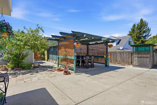 Building Photo - 5880 Olinda Rd