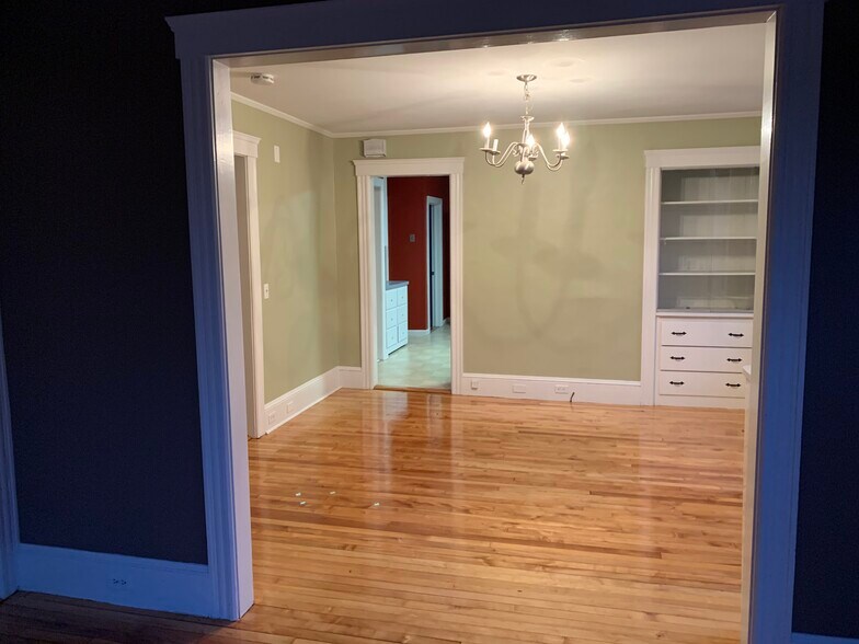 Building Photo - 468 Massasoit Rd