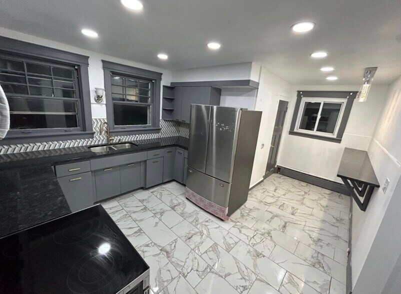 Building Photo - 142 Oak St