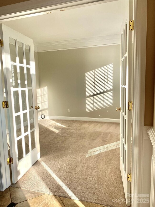 Building Photo - 605 Queenswater Ln