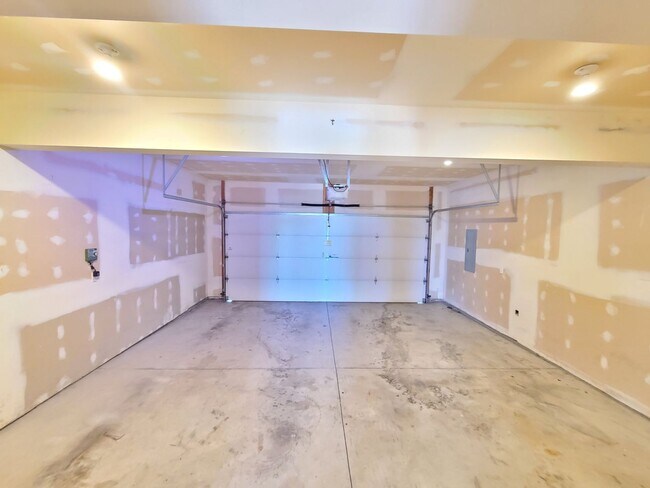 Building Photo - $2,200 -  3 Bed / 2.5 Bath Beautiful Spokane Valley House