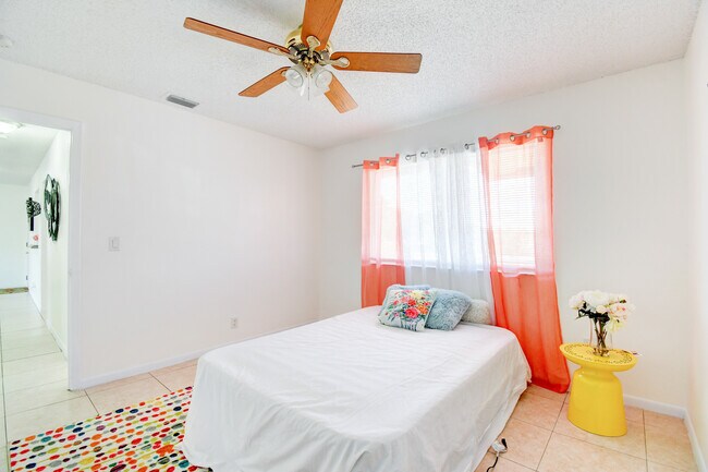 Building Photo - 420 NE 17th Ave