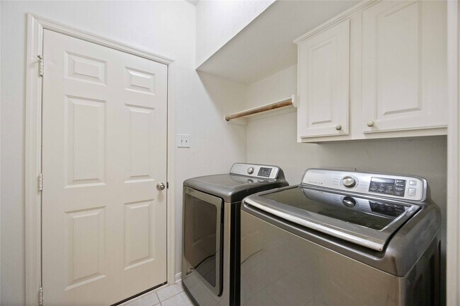 Building Photo - 8615 Saratoga Dr