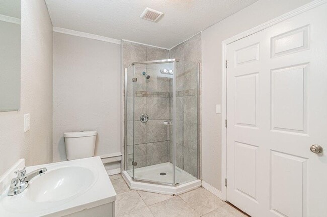 Building Photo - PRICE JUST REDUCED 3/2/1 1389 Sq. Ft. on a...