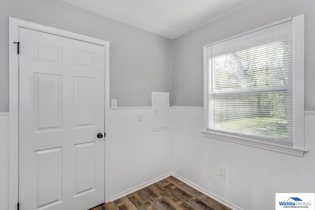 Building Photo - ***Showings starting 01/05/26***