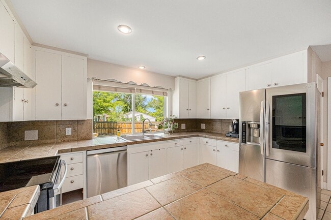 Building Photo - FURNISHED, Spacious 3 bedroom home in the heart of University!