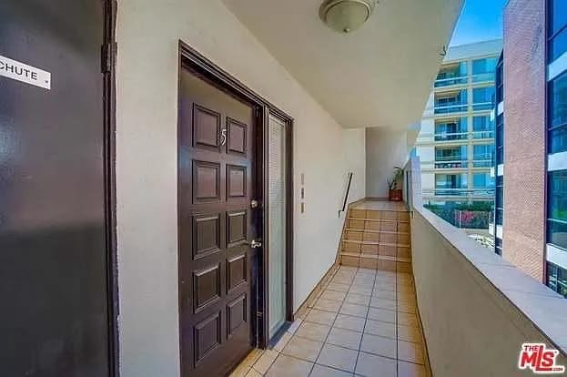 Building Photo - 321 N Palm Dr
