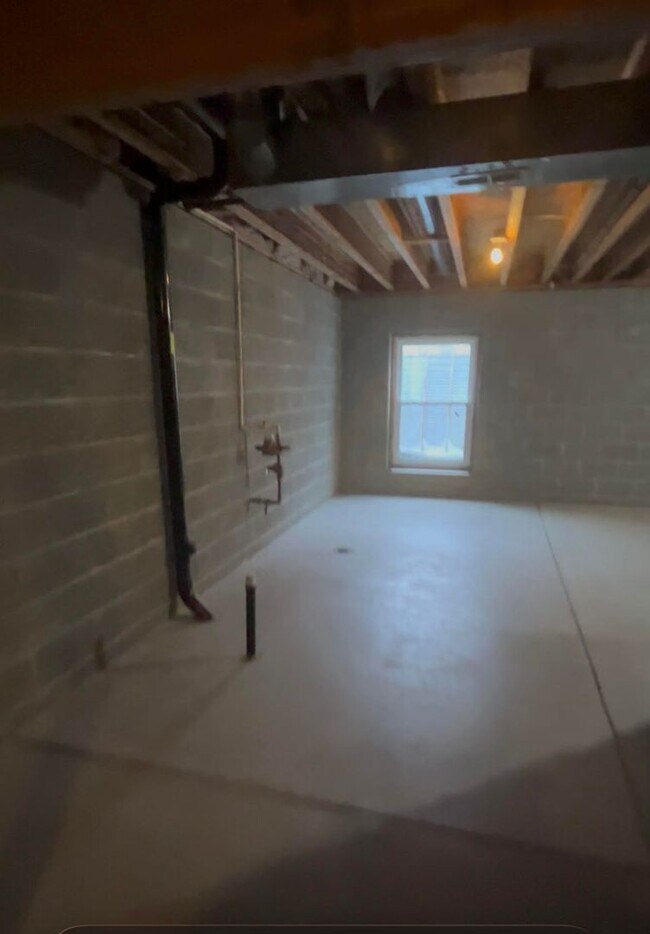 Building Photo - 487 Sparrow Way