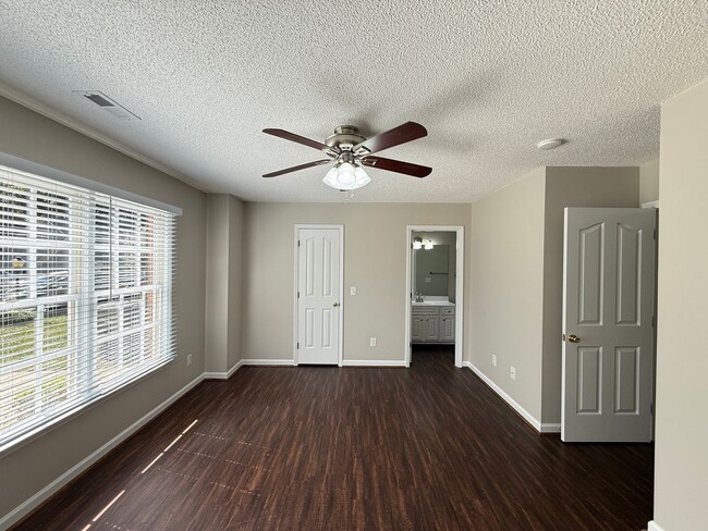 Building Photo - 815 Meadowstone Dr