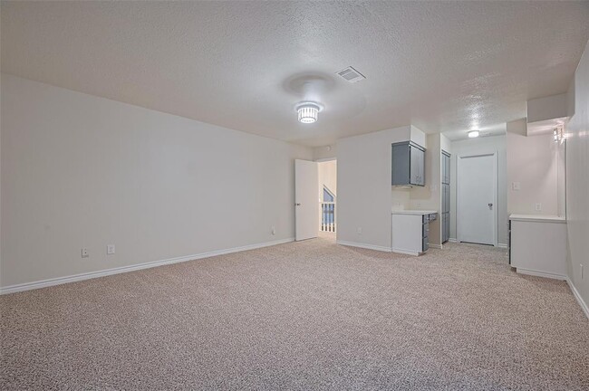 Building Photo - 520 S Rivershire Dr