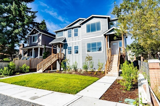 Building Photo - Large Duplex in a Quiet Location!