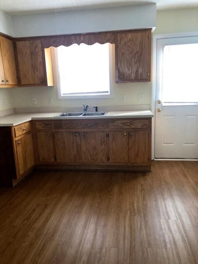 Building Photo - Two bedroom, 1.5 townhouse in Graham (Park...