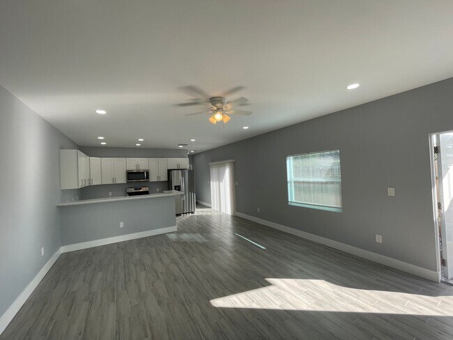 Building Photo - Emerick 205