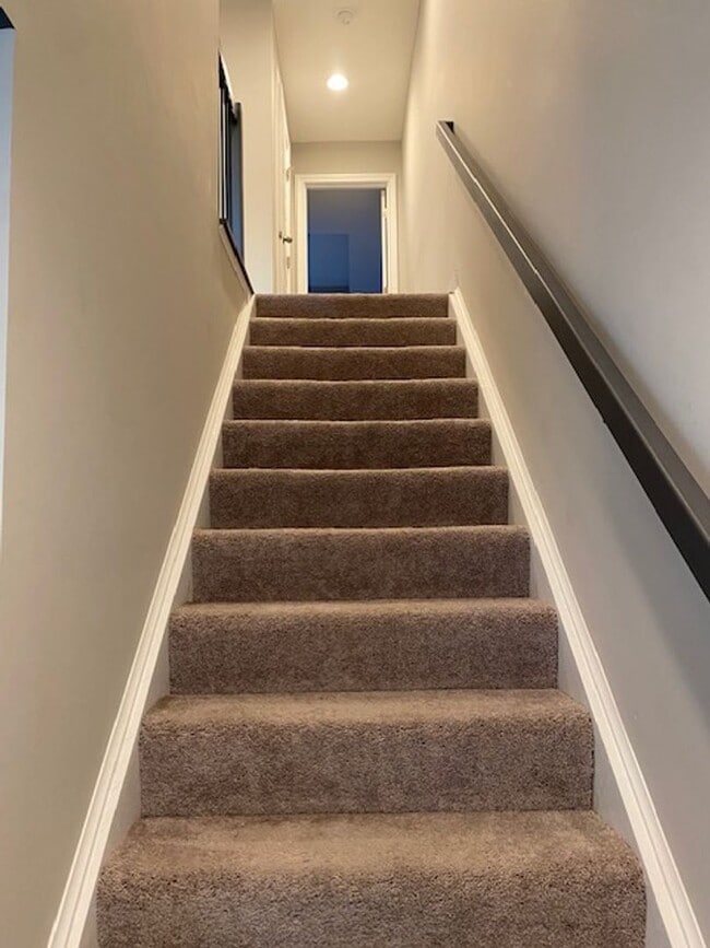 Building Photo - 2 Bed 2.5 Bath Townhome Available in Sprin...