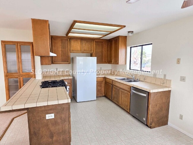 Building Photo - AVAILABLE NOW - 2 Bed/2 Bath Oceano Apartment with Nice Views