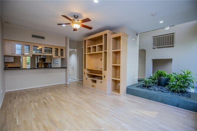 Building Photo - 45 Briar Hollow Ln