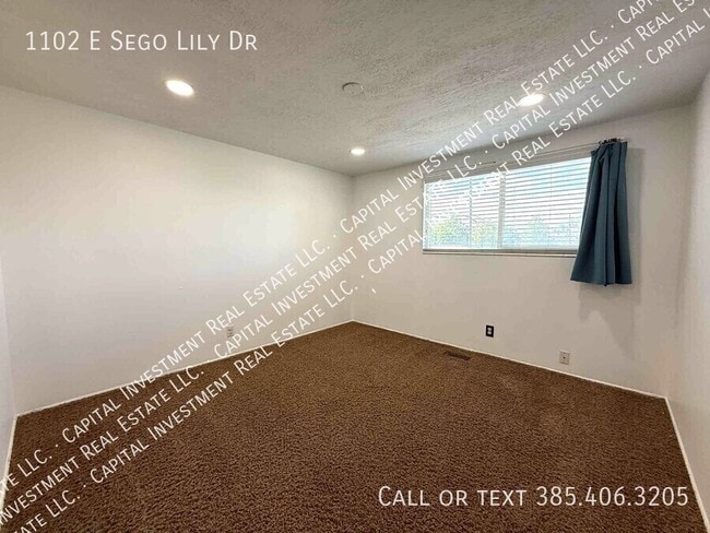 Building Photo - 1102 E Sego Lily Dr