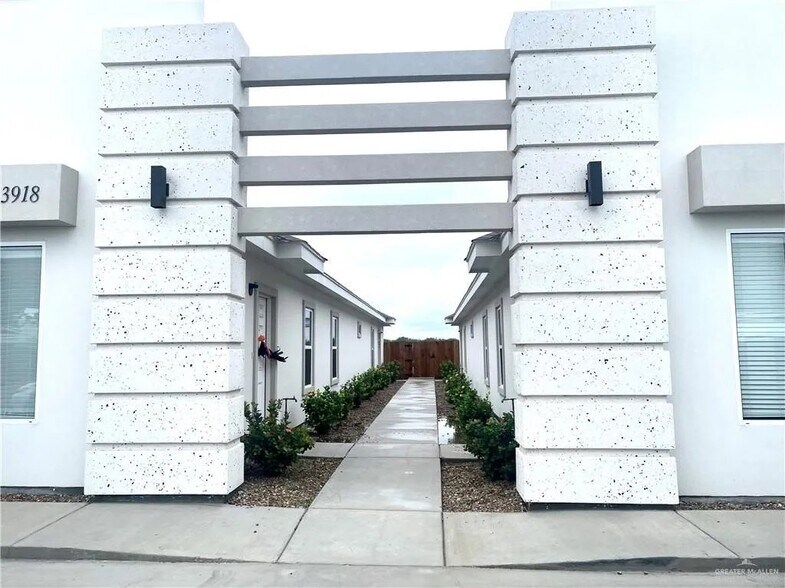 Building Photo - 3918 Las Vistas Ln