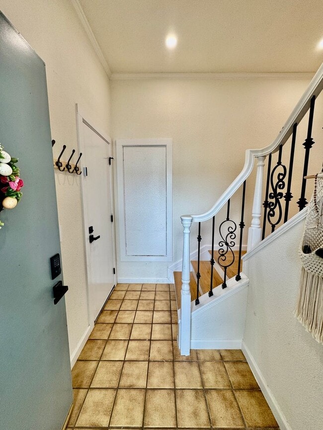 Building Photo - Stylish 3Bed/2.5Ba Daly City Home with Mod...