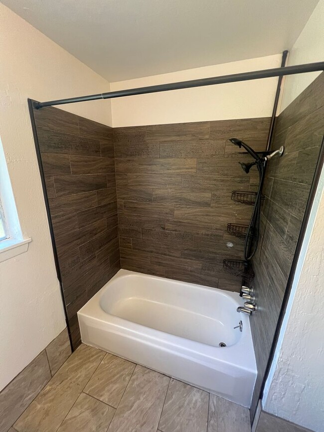 Building Photo - Oroville-3 bedroom 1 bath home, yard, newl...