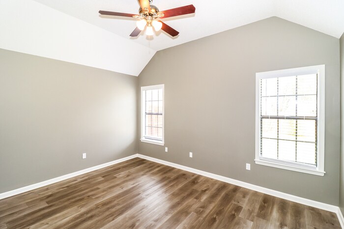 Building Photo - 5858 Rensslaer Dr
