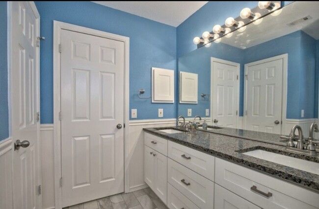 Master bathroom - 13316 Bristow Dawn