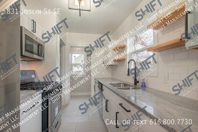 Building Photo - 831 Joslin St SE