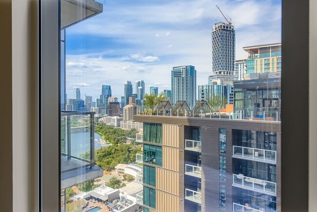 Building Photo - Gorgeous 30th Floor 2BD / 2BA Corner Sky R...