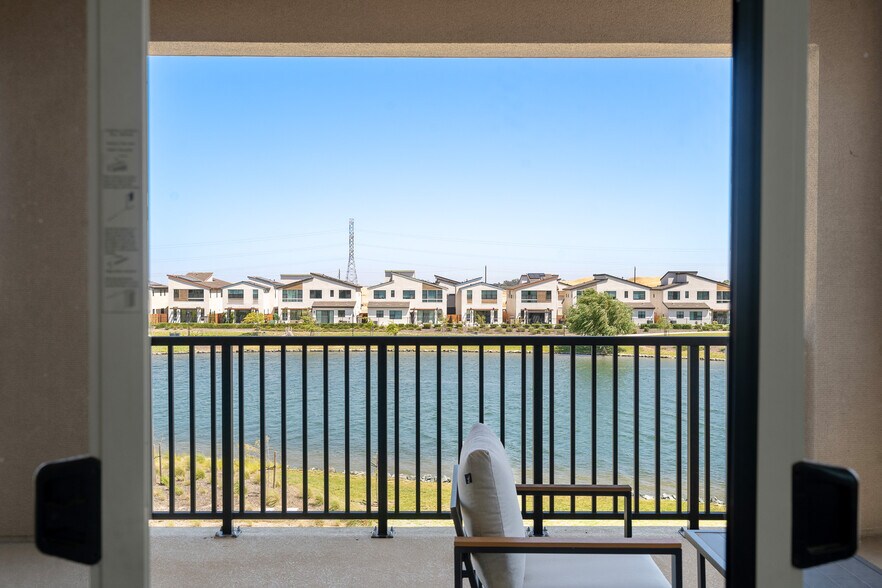Building Photo - 2430 Shore Vis