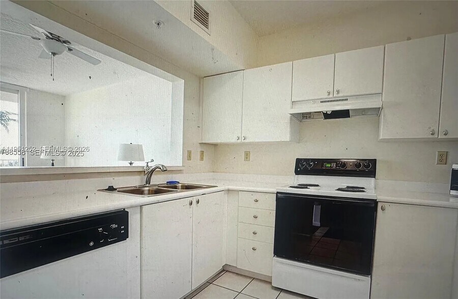 Building Photo - 3020 NE 32nd Ave