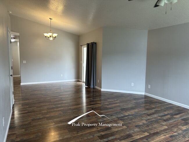 Building Photo - 614 Alturas St