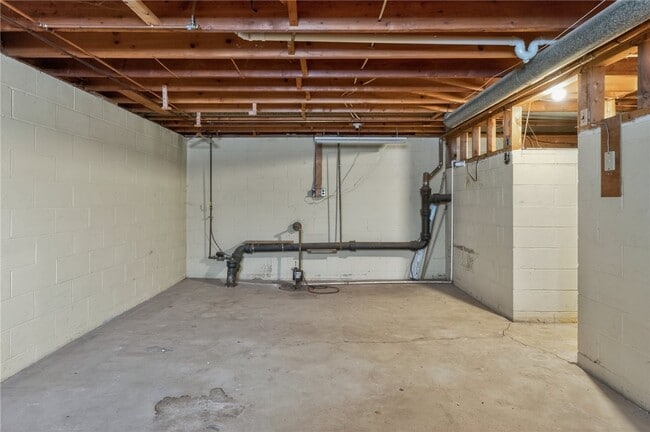 Building Photo - 14 Kingswood Dr