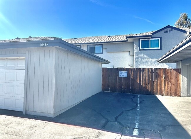 Building Photo - Stunning Townhome In Santee with Modern Fi...