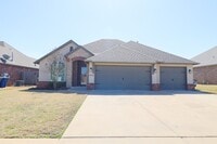 Building Photo - Spacious 3 Bedroom / 2 Bathroom with Modern Upgrade