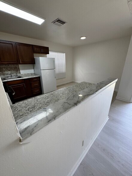 Building Photo - 1096 Oleander Rd