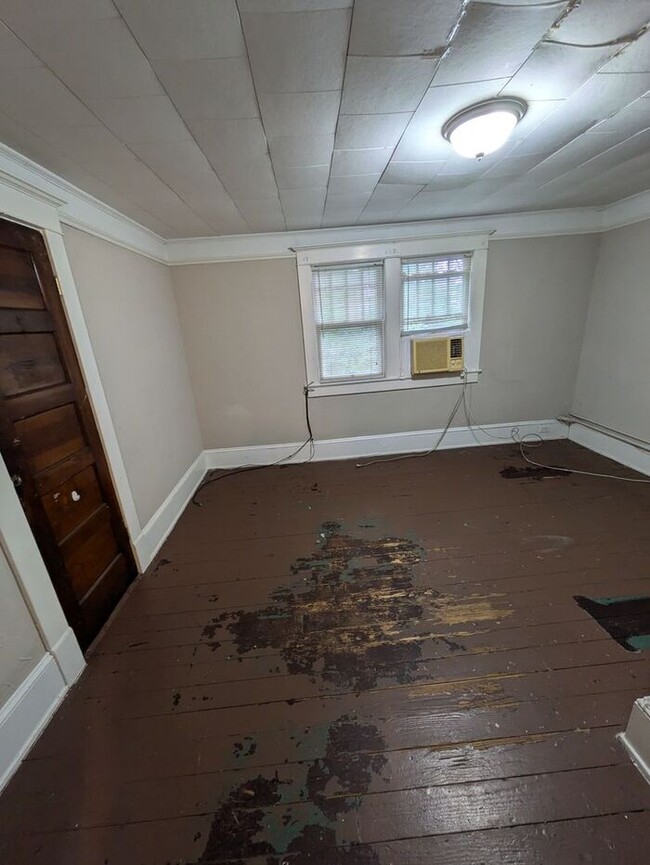 Building Photo - 2BD/1BA Second Floor Unit in Hickory