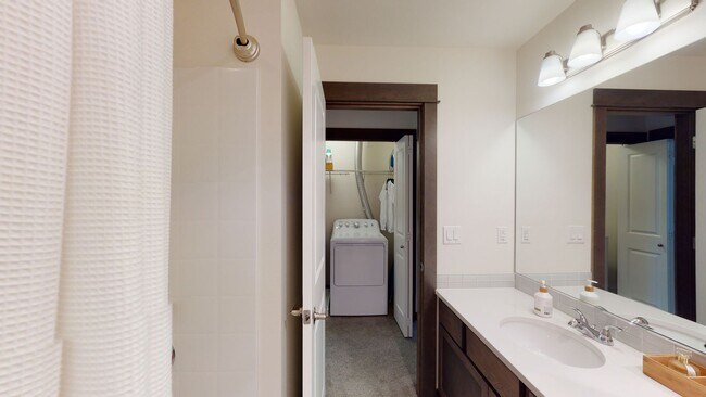 Building Photo - West Seattle Townhome - 2 bedroom 2 bathroom located in Sylvan Ridge Townhomes!  Available now!