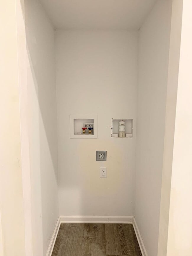 Building Photo - 2 Bed 1 Bath with Attached Garage