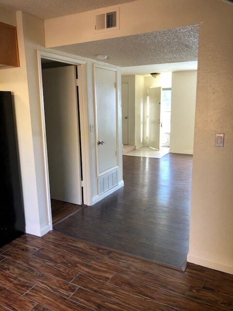 Building Photo - 1180 Spring Valley Common