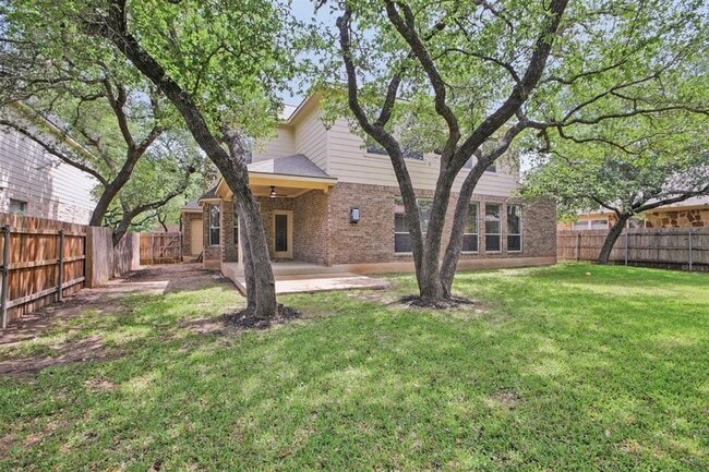 Building Photo - Red Oaks Subdivision / 5 bedrooms, 4 bathr...