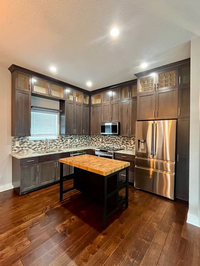 Building Photo - 3/2 Single Story Conveniently Located to D...