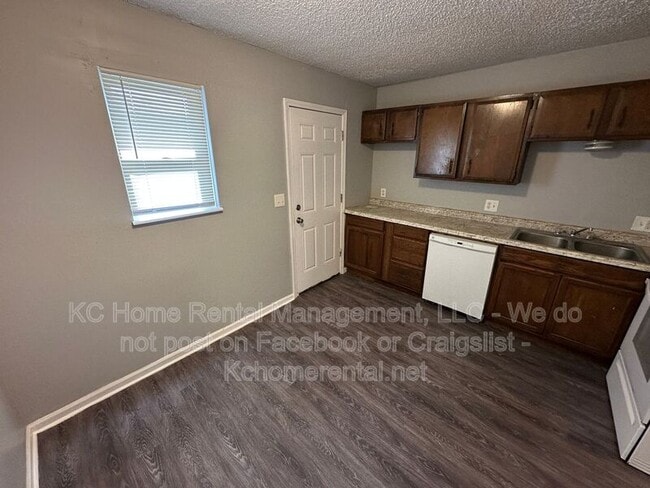 Building Photo - 9223 E 54th St