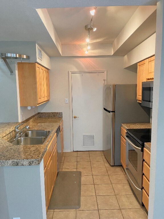 Building Photo - 4711 Spicewood Springs Rd