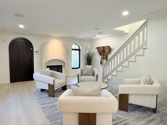 Building Photo - Experience Luxury at Windansea Beach: with...