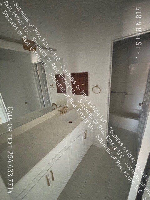 Building Photo - 518 N 8th St