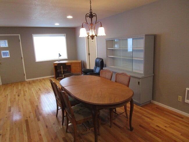 Building Photo - 2 Bedroom Fully Furnished House, Move In R...