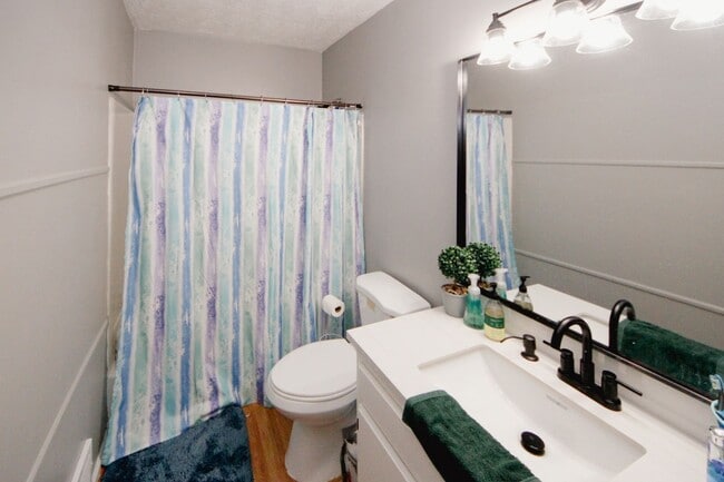 Building Photo - 1424 Shadowbrook Dr