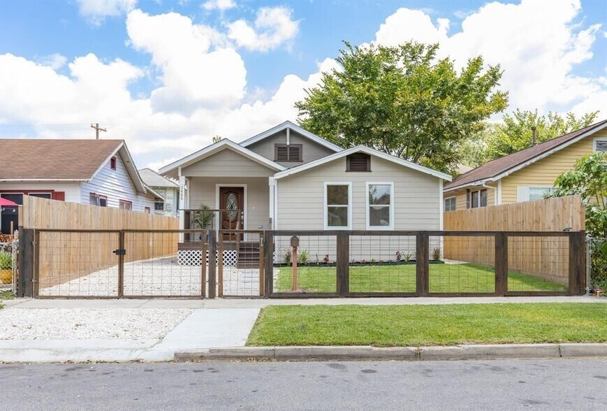 Primary Photo - 3406 Michigan St