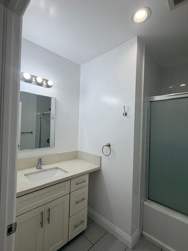 Building Photo - 1324 S Van Ness Ave