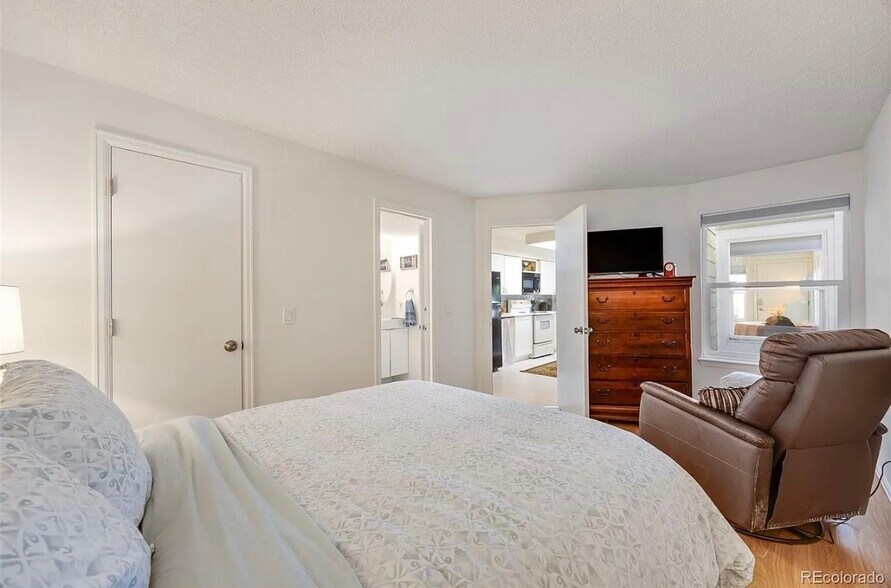 Building Photo - 942 S Dearborn Way